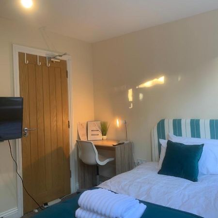 Cosy Room With Private Entrance & Ensuite เรดดิ้ง ภายนอก รูปภาพ