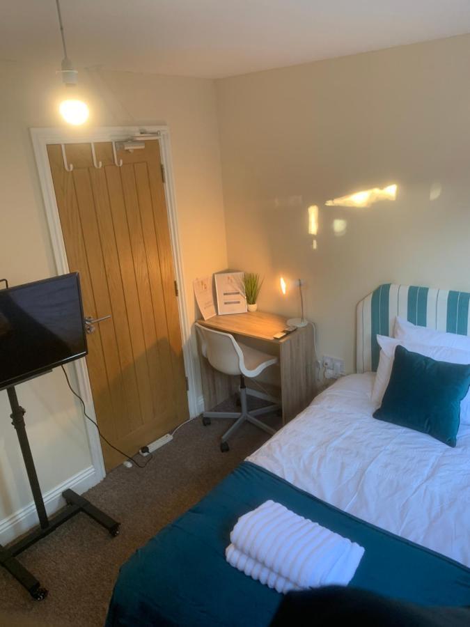 Cosy Room With Private Entrance & Ensuite เรดดิ้ง ภายนอก รูปภาพ