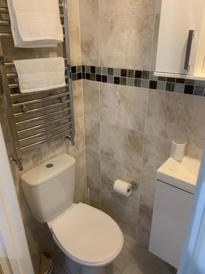 Cosy Room With Private Entrance & Ensuite เรดดิ้ง ภายนอก รูปภาพ