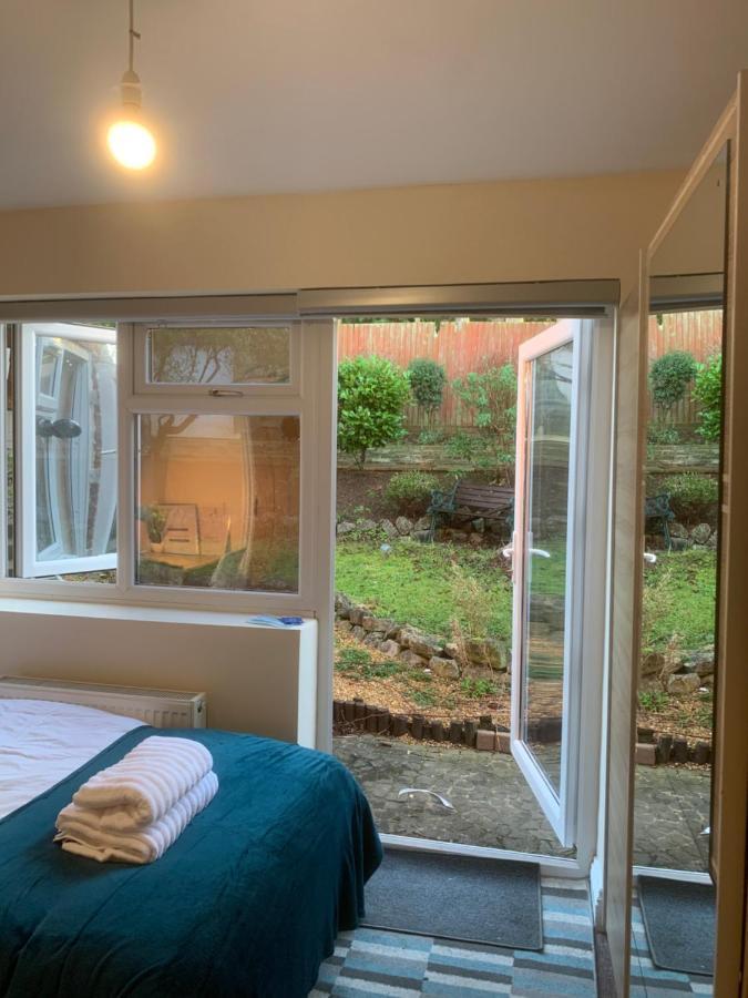 Cosy Room With Private Entrance & Ensuite เรดดิ้ง ภายนอก รูปภาพ