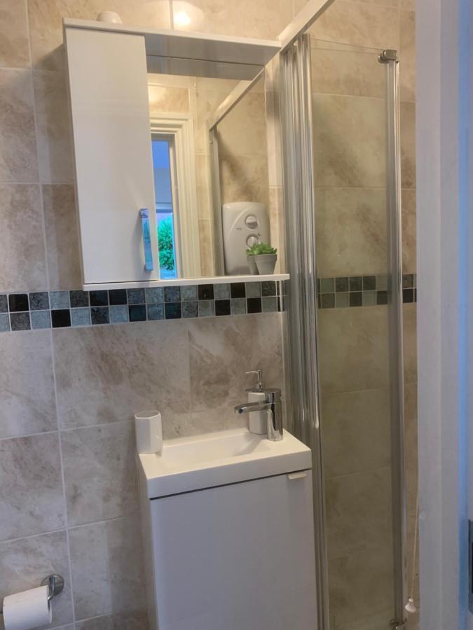 Cosy Room With Private Entrance & Ensuite เรดดิ้ง ภายนอก รูปภาพ