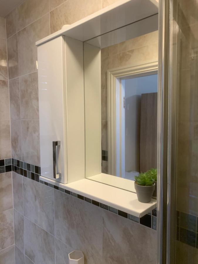 Cosy Room With Private Entrance & Ensuite เรดดิ้ง ภายนอก รูปภาพ